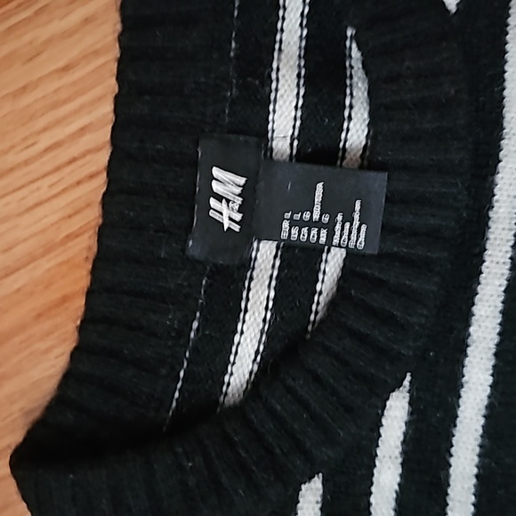 Sweaters - Picture 6 of 7